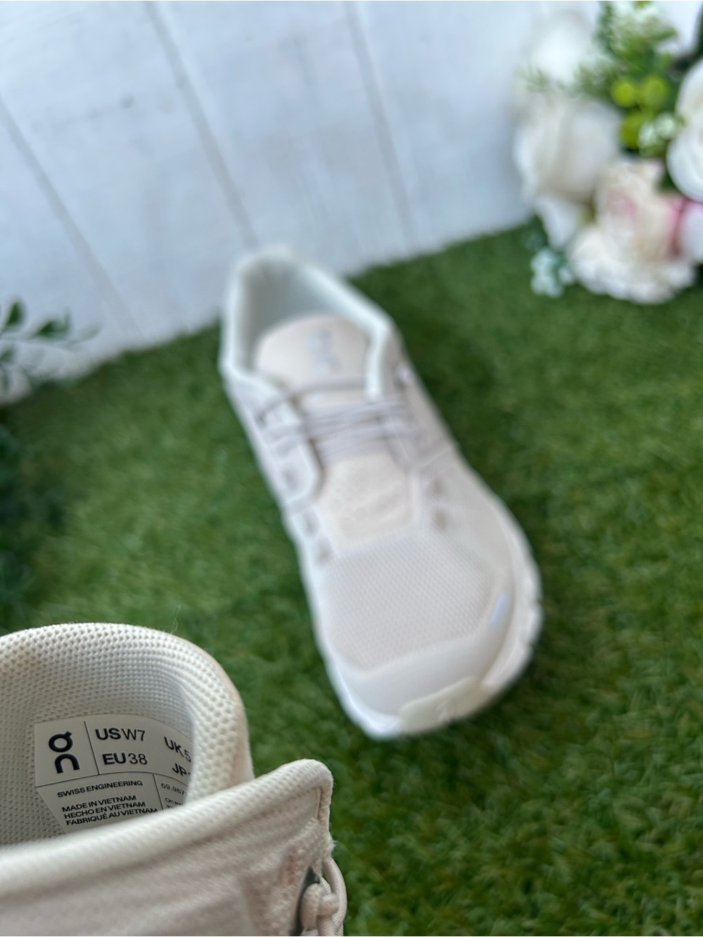 On Cloud 5 Trainers Color: Pearl / White women 7 new - Picture 15 of 16